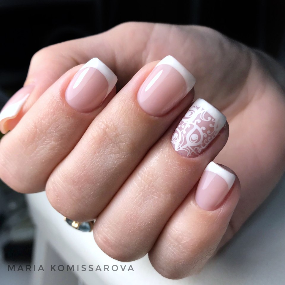 Французский маникюр с акцентом на безымянном пальце