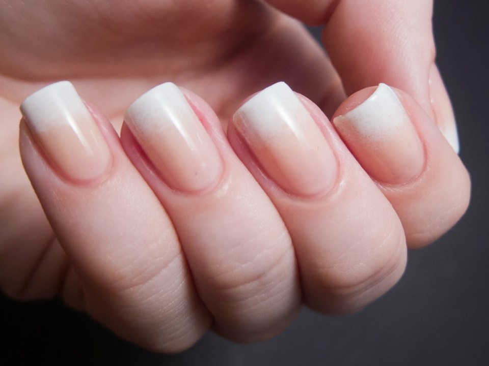 Вертикальный градиент на ногтях в бежевых тонах