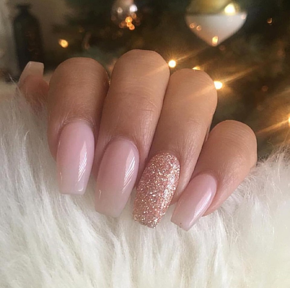 Красивый матовый омбре на ногтях нежный