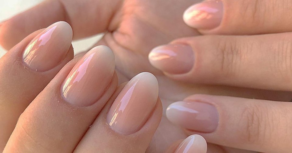 Маникюр нюдовый градиент Миндальная