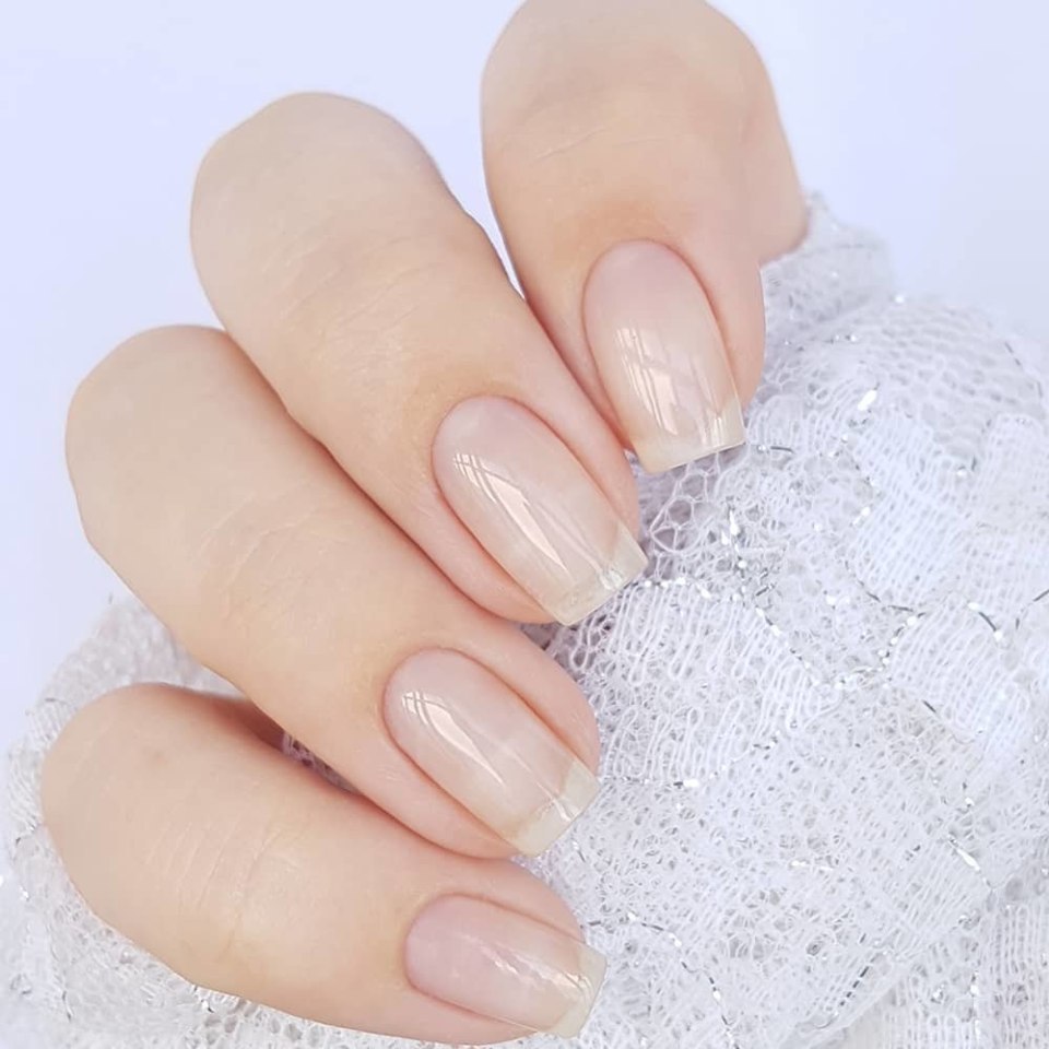 Нюдовый песочный маникюр