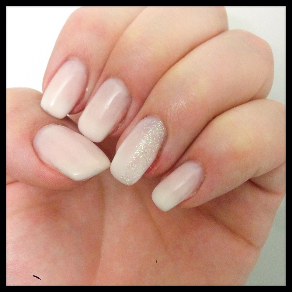 Маникюр градиентный бежевый