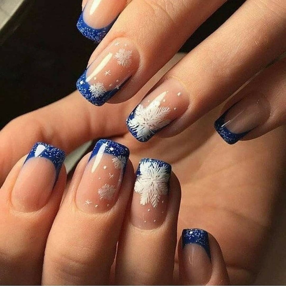 Новогодний французский маникюр