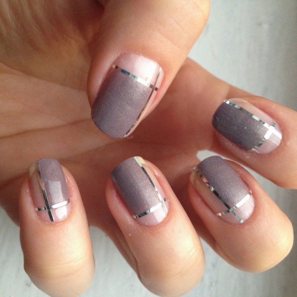 Светлый маникюр с полосками