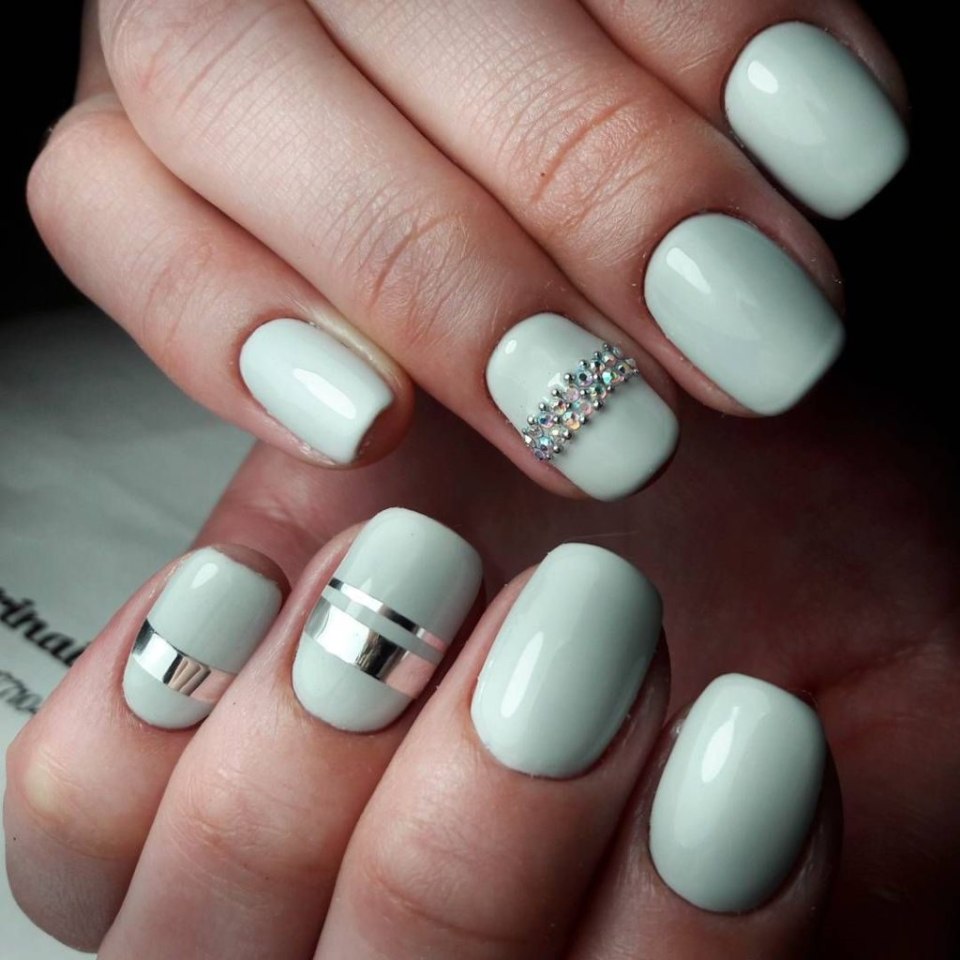 Маникюр с полосками лен