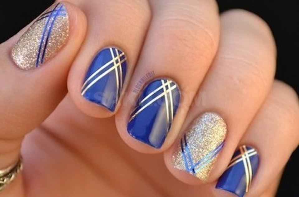 Маникюр с полосками из ленты