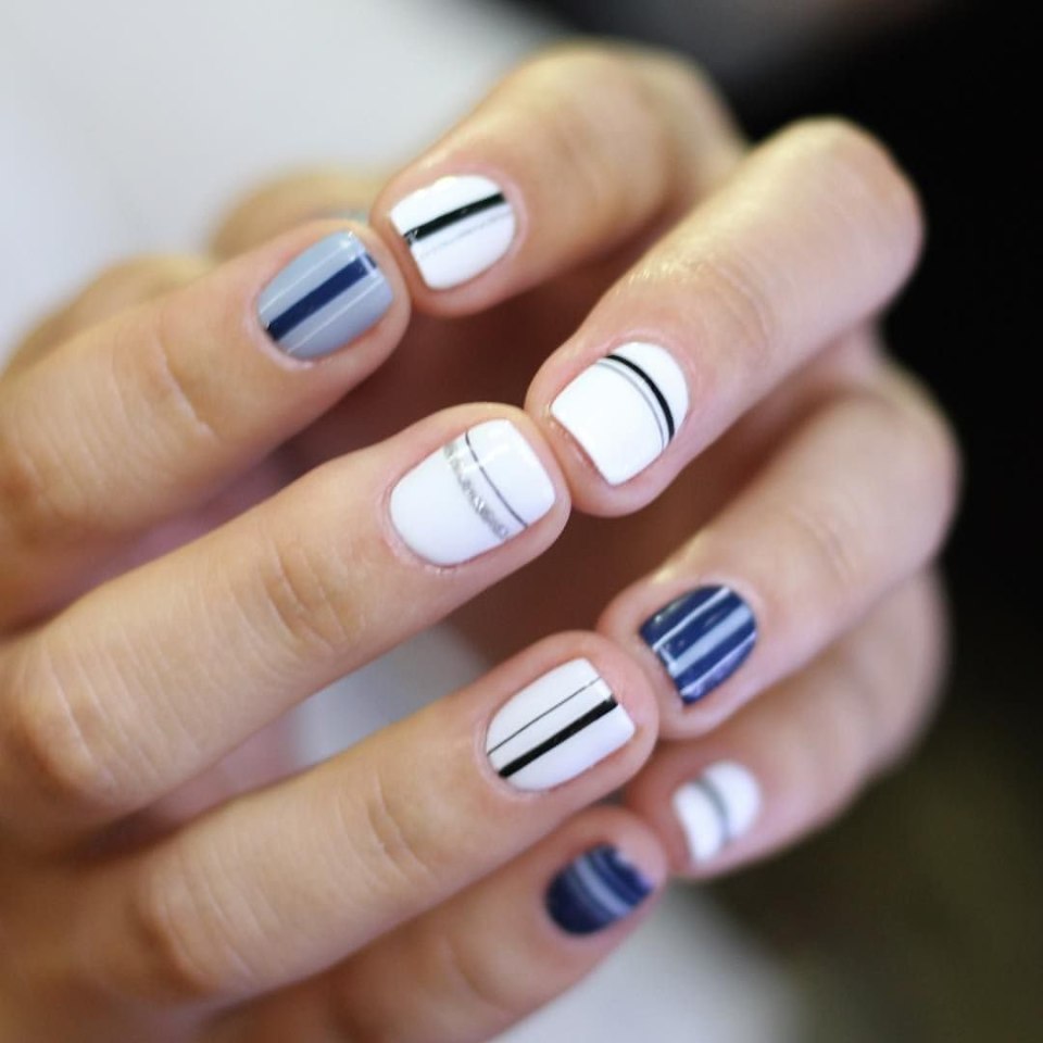 Розовый маникюр с полосками лентами