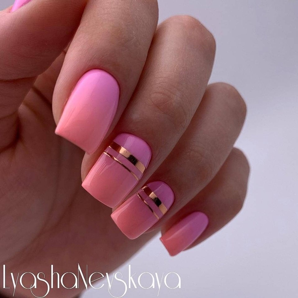 Стильный маникюр с полосками
