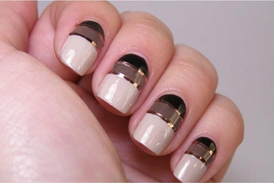 Маникюр с полосками наискосок