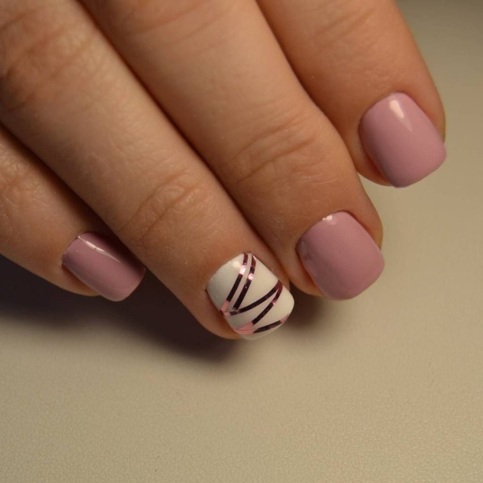 Маникюр на короткие ногти с лентой