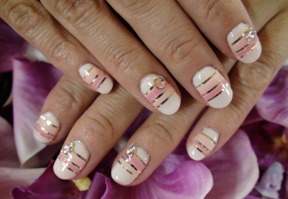 Маникюр с серебряными полосками