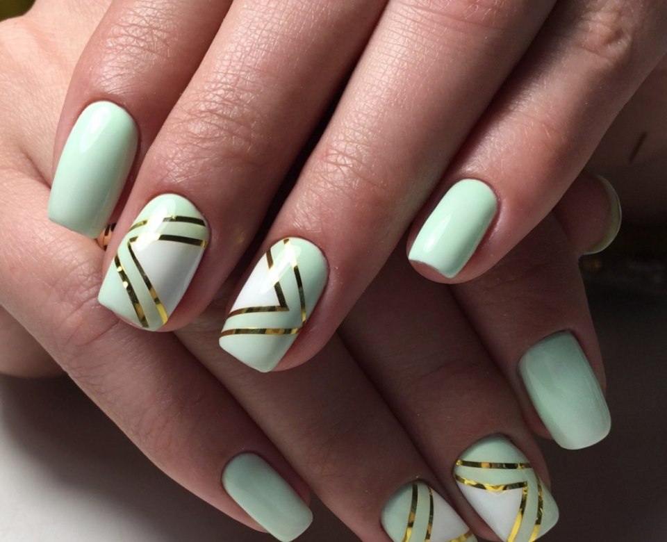 Маникюр с полоскочками