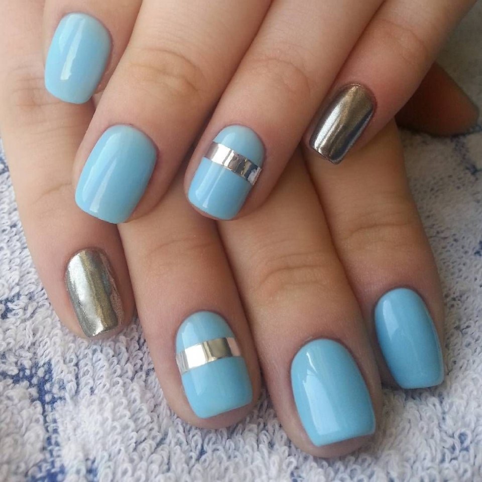 Голубой маникюр с полосками