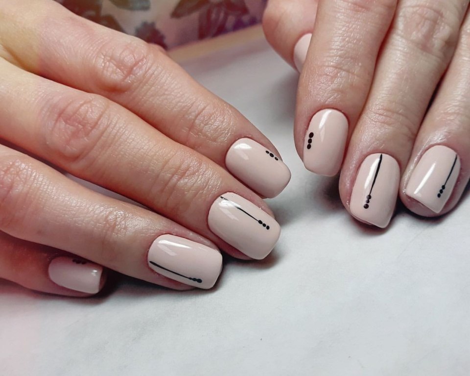 Маникюр с полосками лентами