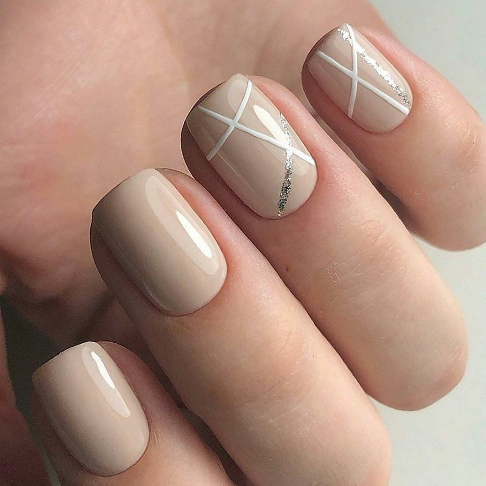 Маникюр с серебряными полосками