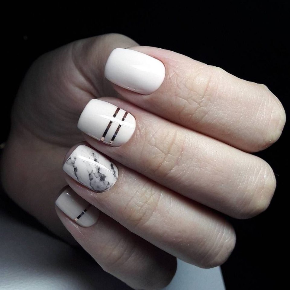 Белый маникюр с полосками