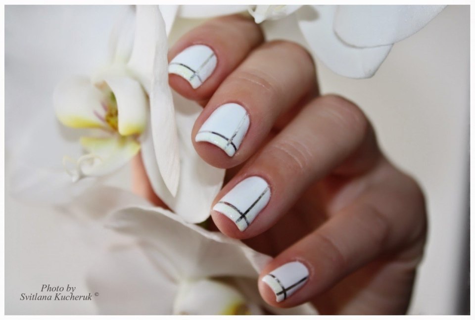 Маникюр с серебристыми полосками