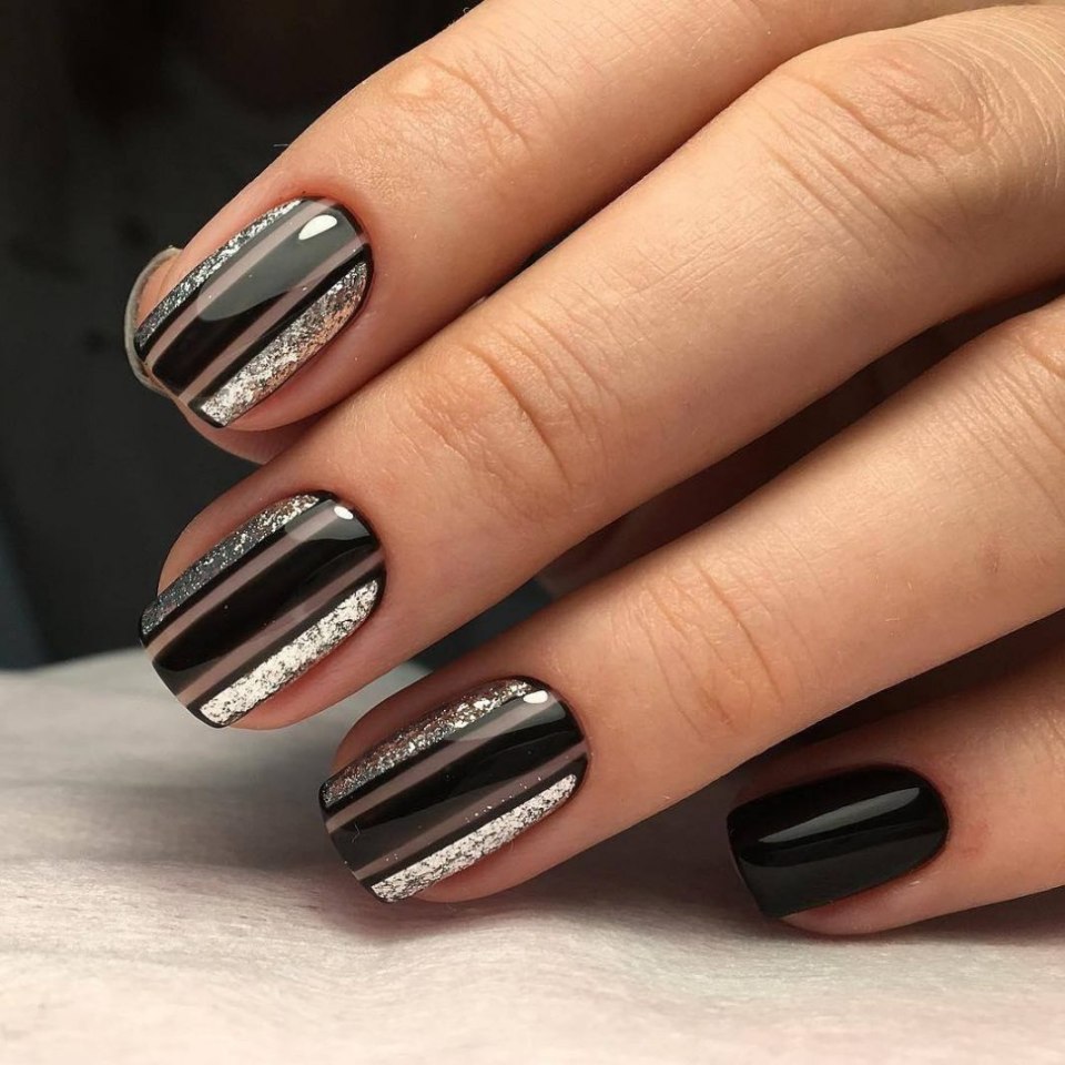 Бежевый маникюр с полосками