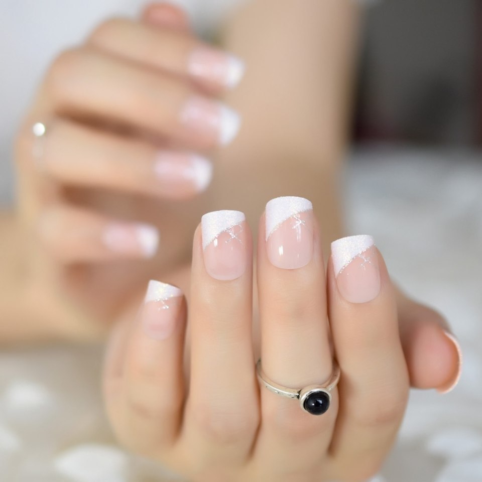 Прозрачный маникюр на короткие ногти