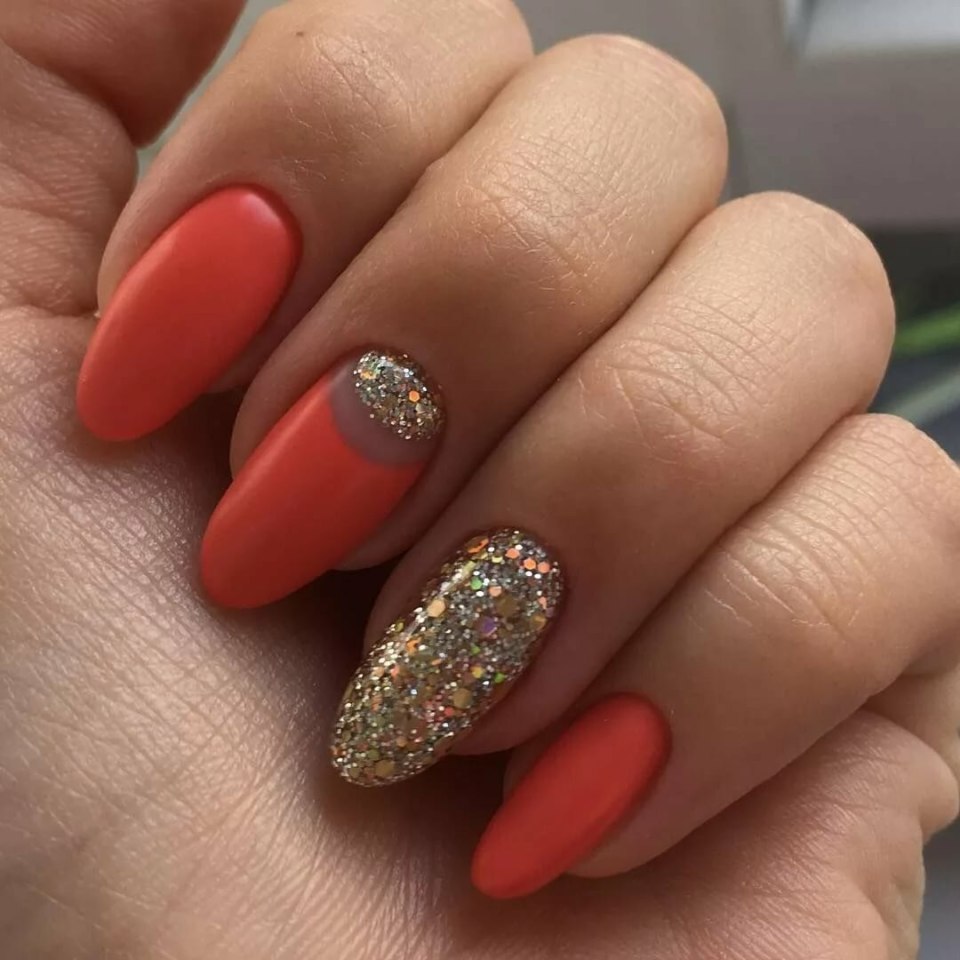 Коралловый маникюр с блестками