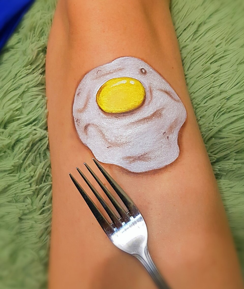 Девушка жарит яичницу