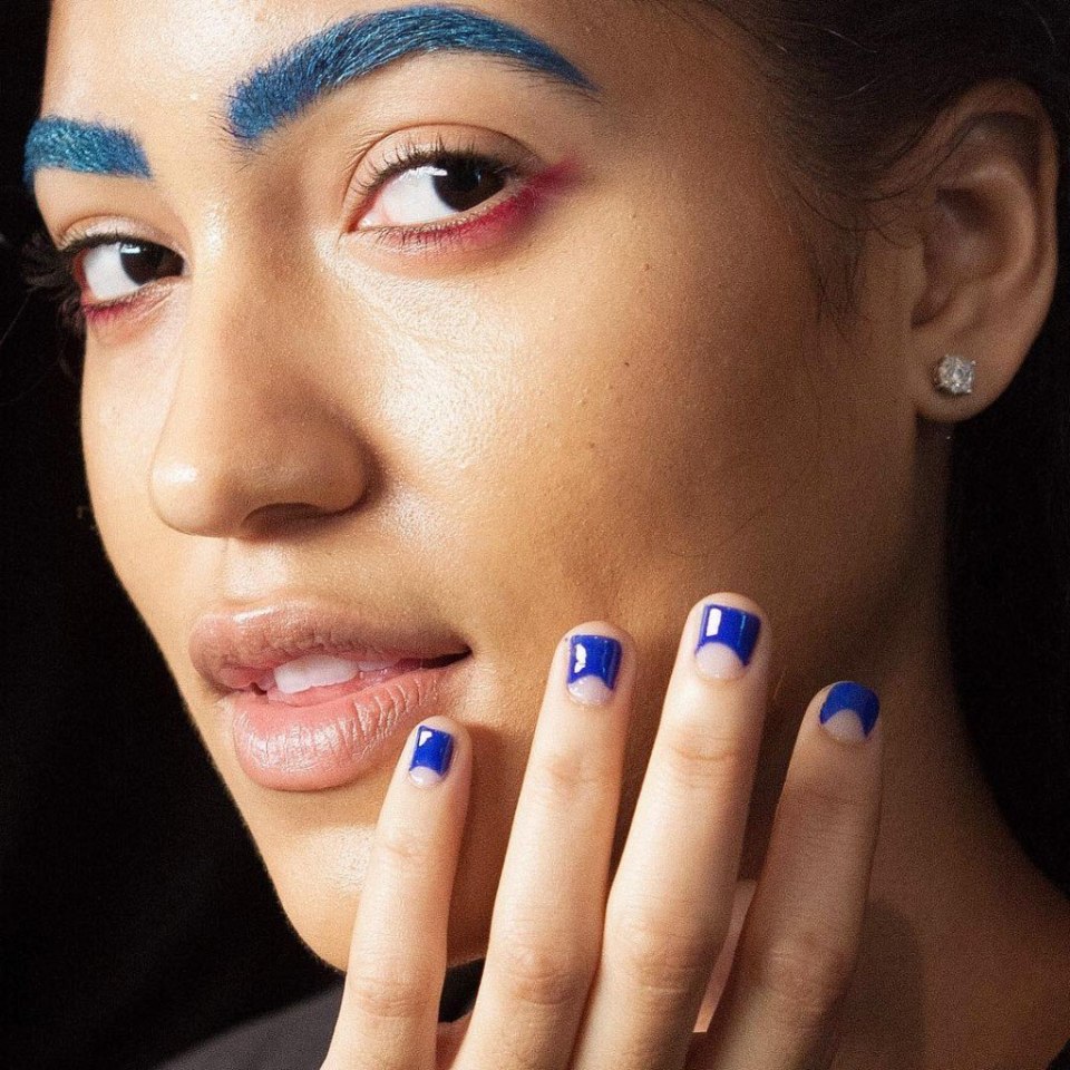 Маникюр нюд с синим