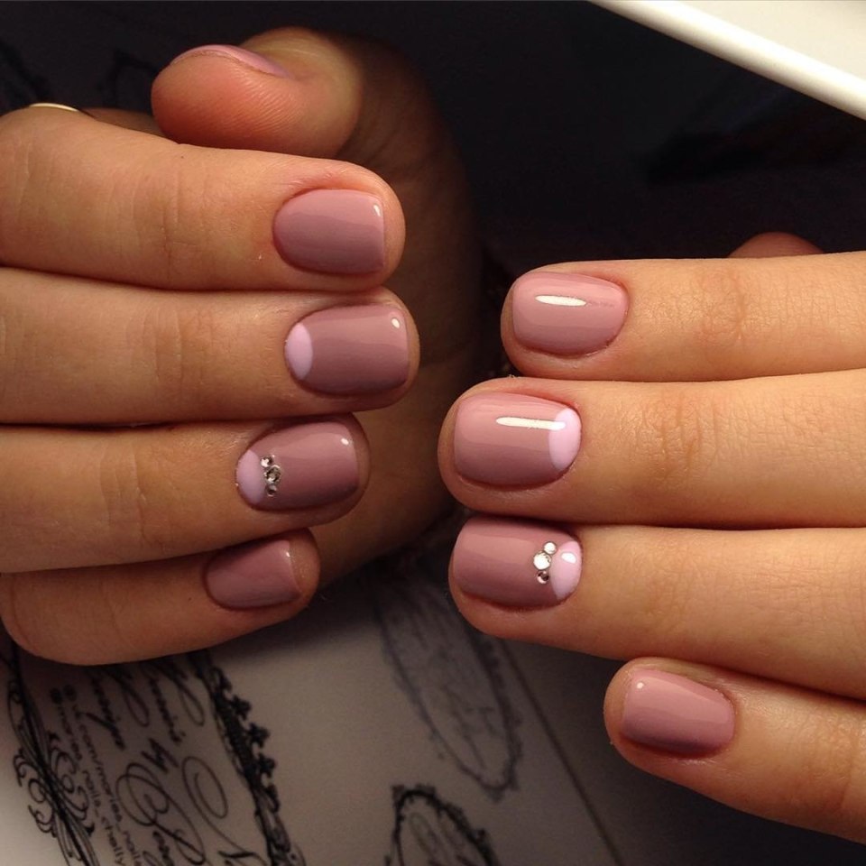 Маникюр на короткие ногти классический