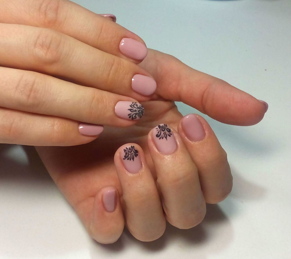 Шеллак на короткие широкие ногти