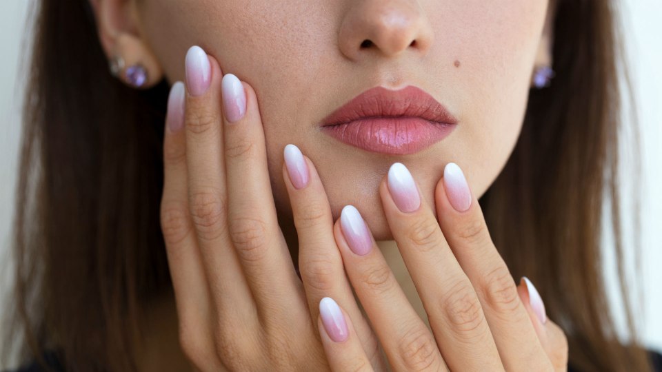 Красивый нюдовый маникюр омбре