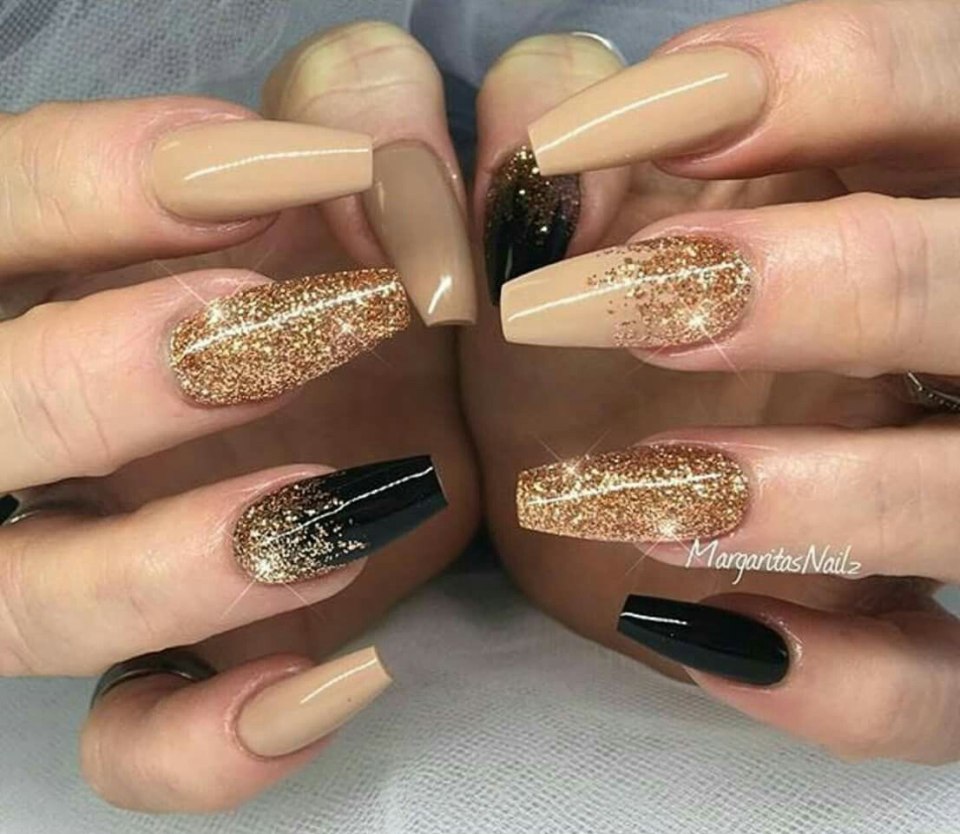 Маникюр белый с золотым