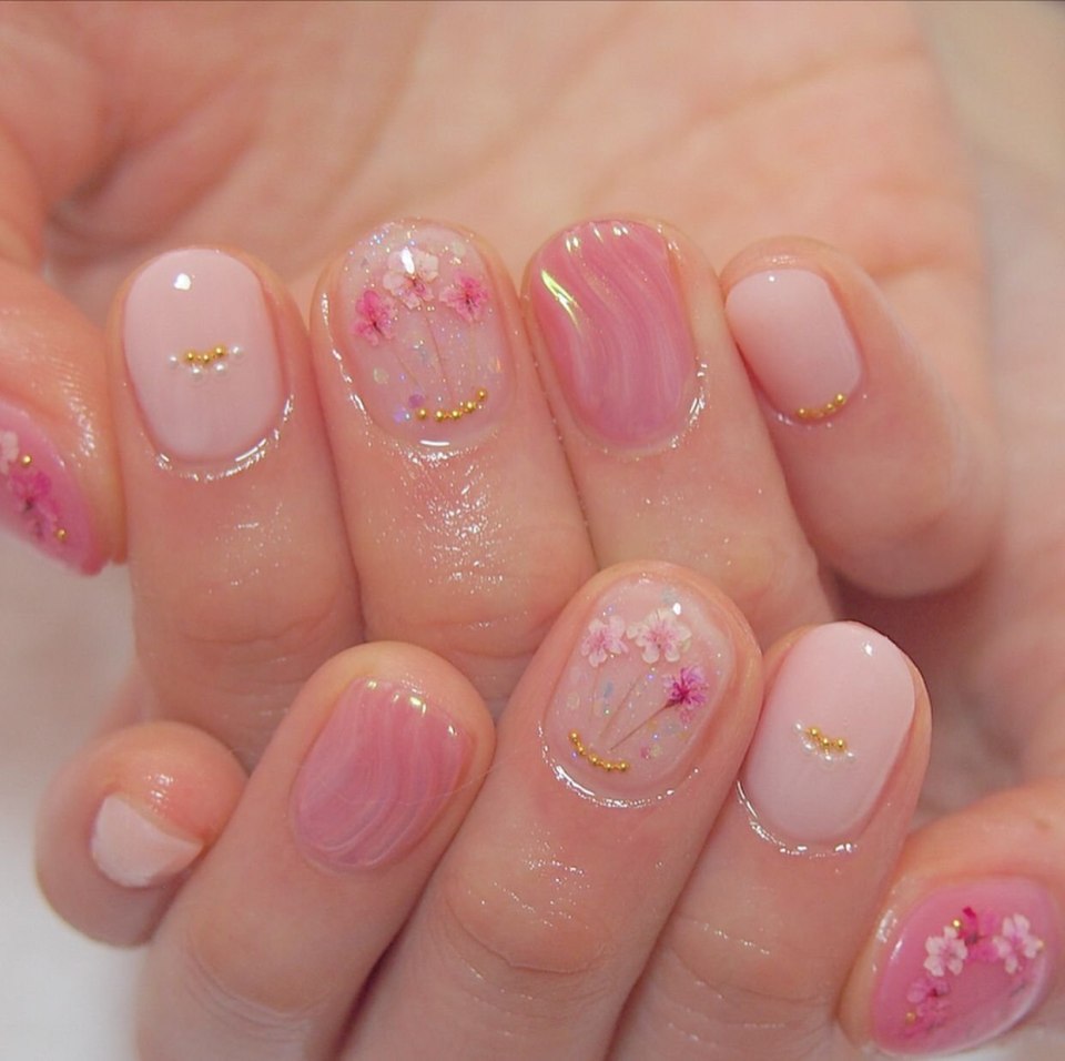 Прозрачно розовый маникюр