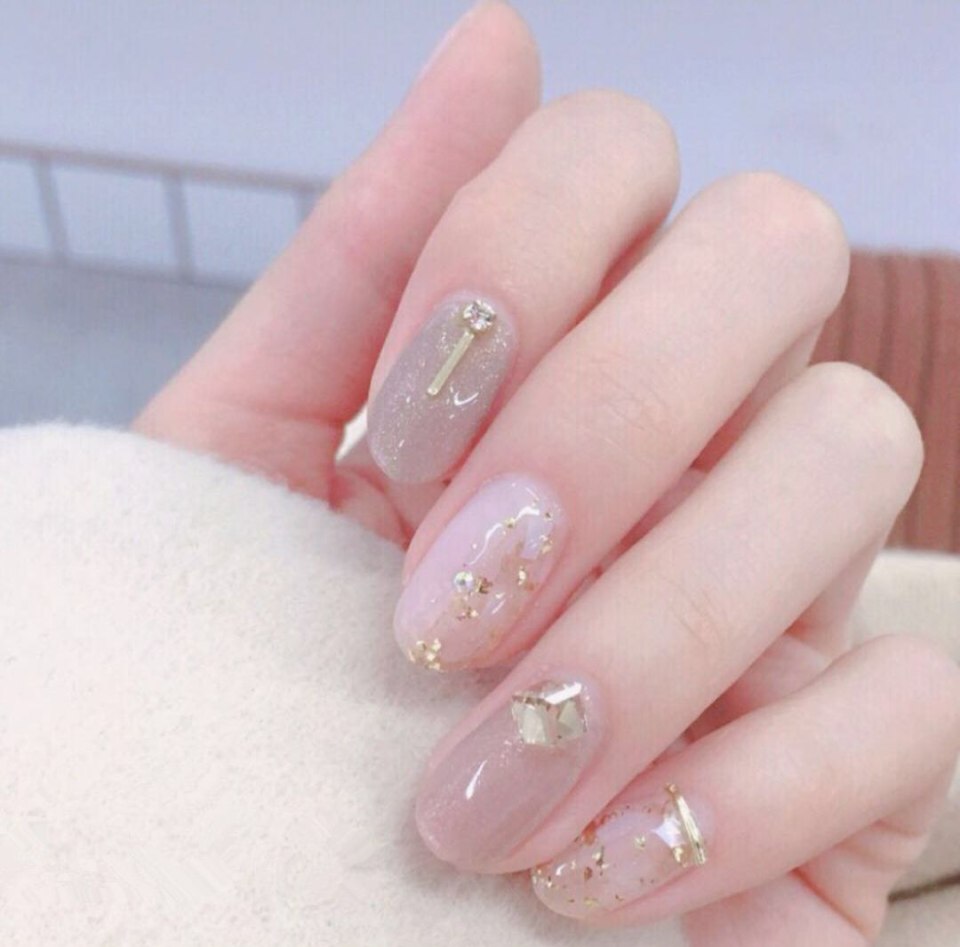 Натуральный маникюр на коротких ногтях