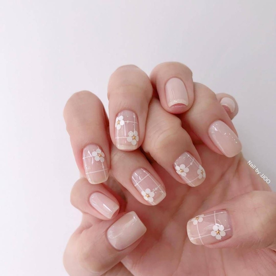 Прозрачный маникюр на короткие