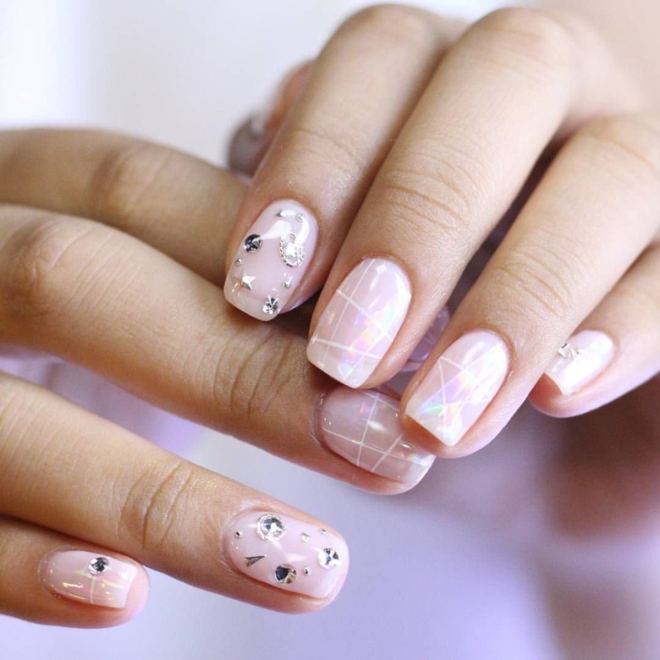 Маникюр на короткие ногти нежные