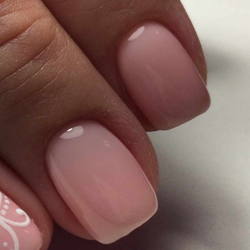 Прозрачный маникюр на короткие ногти