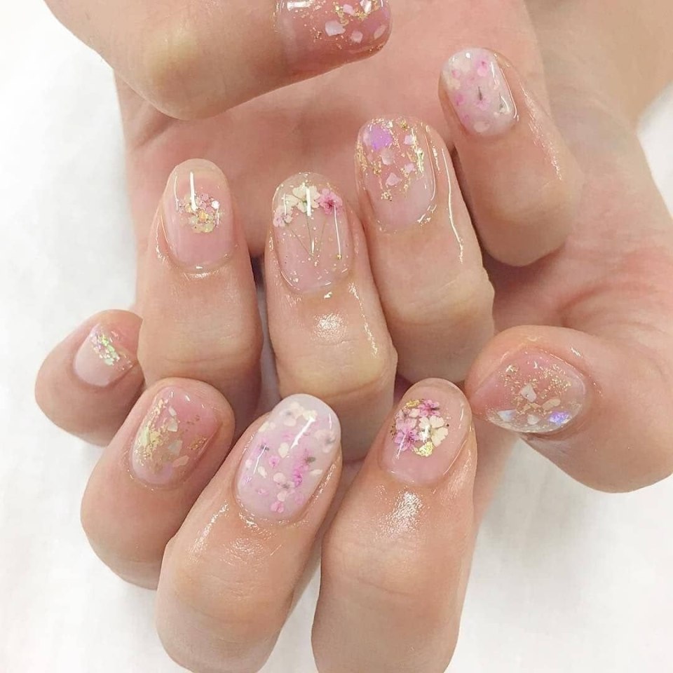 Нежный прозрачный маникюр