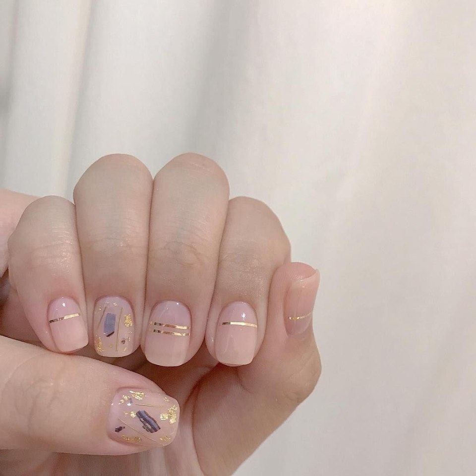 Прозрачный маникюр на короткие ноготки