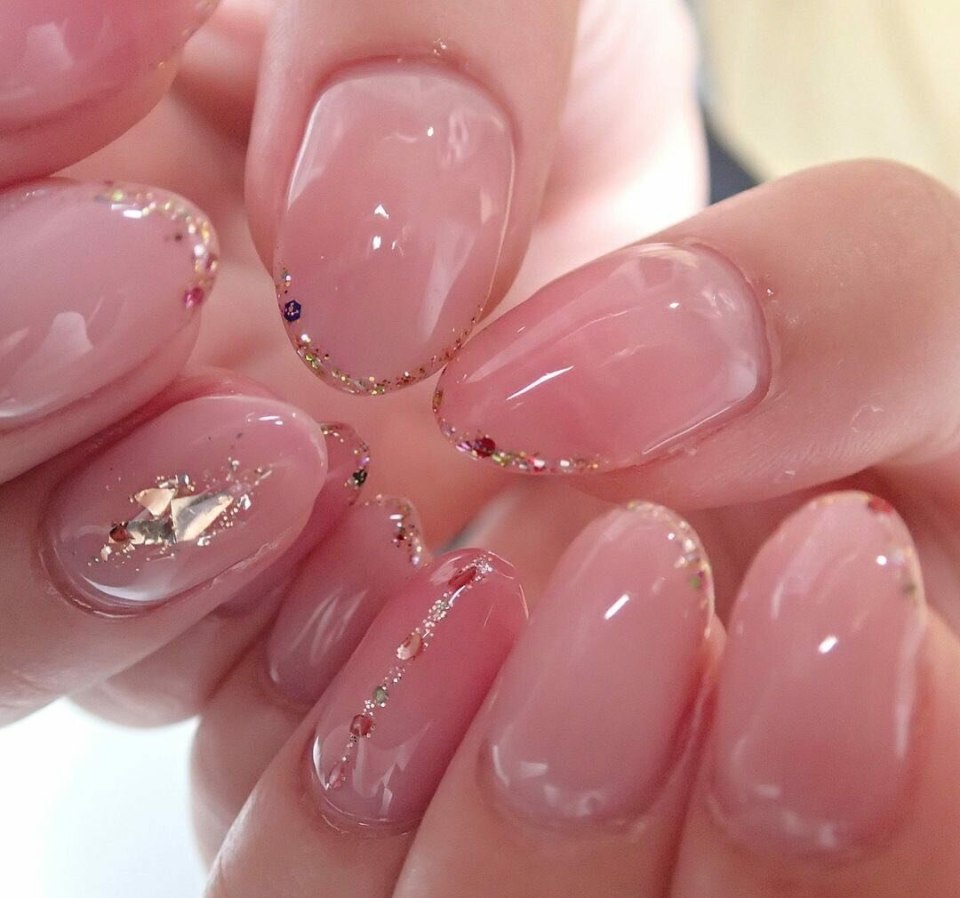 Корейский маникюр нежный