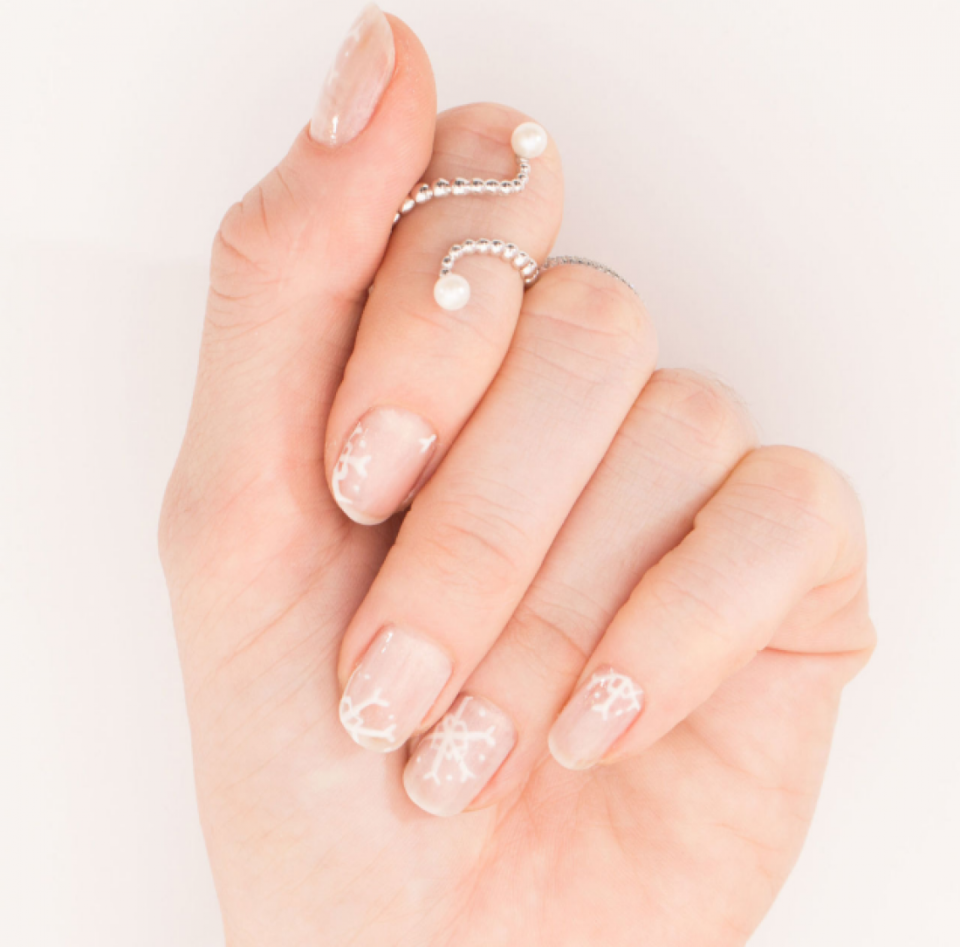 Прозрачно розовый маникюр