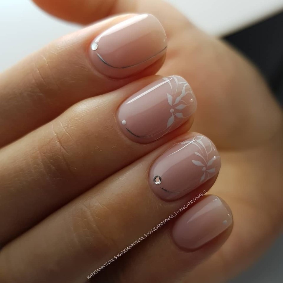 Неброский маникюр на короткие ногти