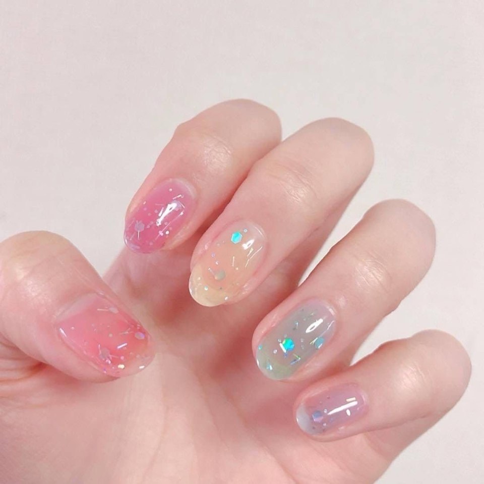 Бесцветный маникюр на короткие ногти