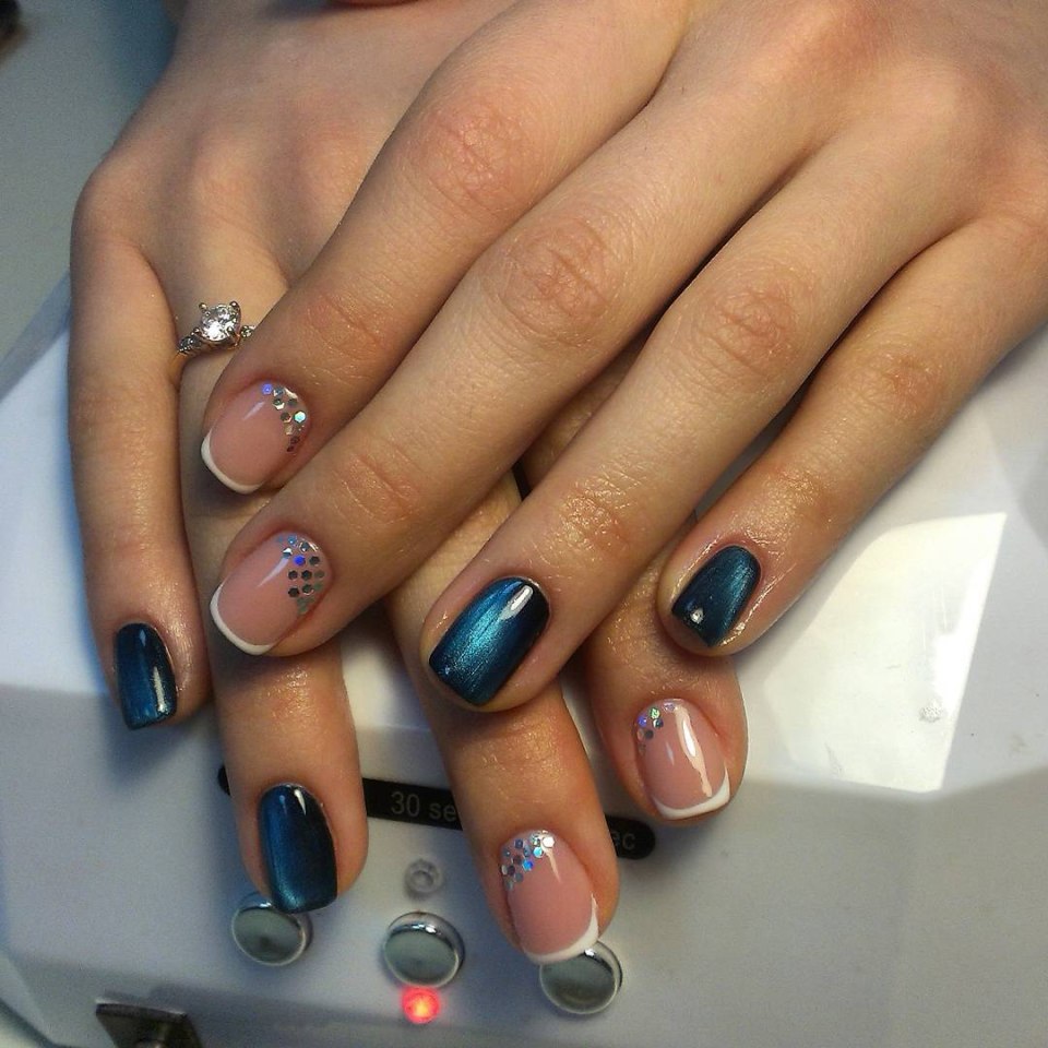 Французский маникюр с кошечками