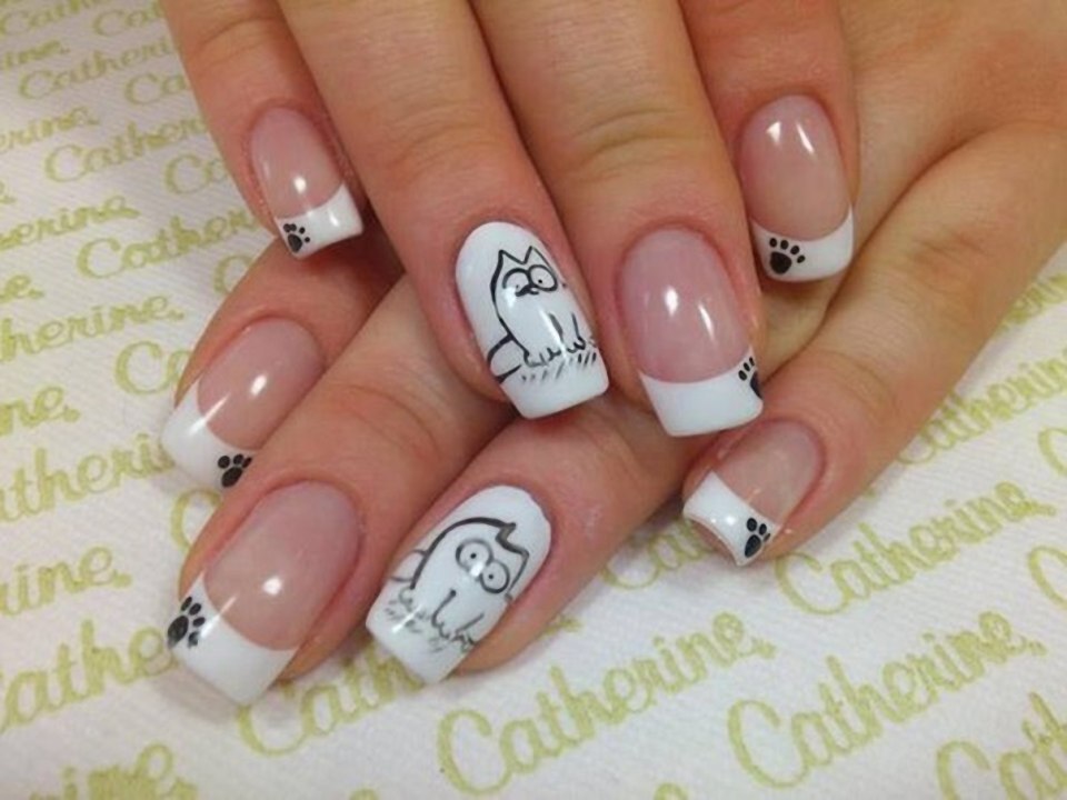 Яркий французский маникюр с кошечками
