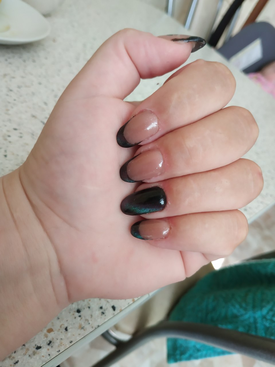 Маникюр на короткие ногти синий с золотом и кошачий глаз