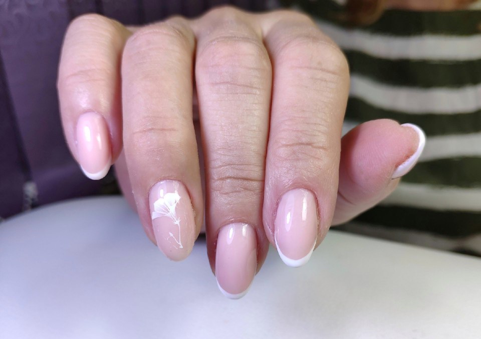 Отросший маникюр