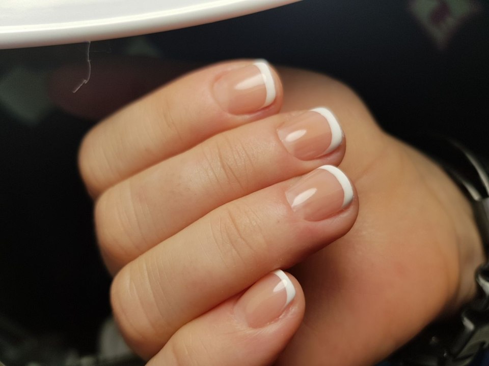 Маникюр косой френч на круглых ногтях