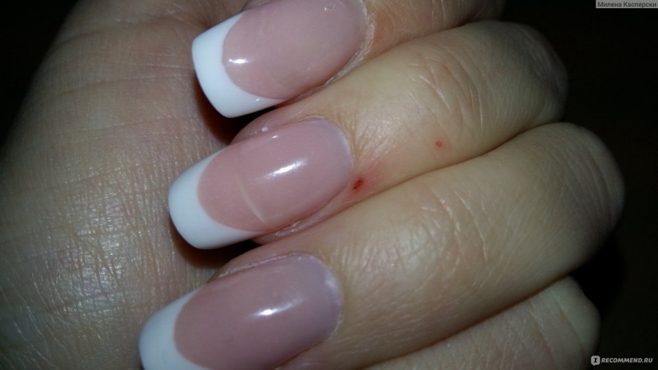 Маникюр с блестками на кончиках ногтей