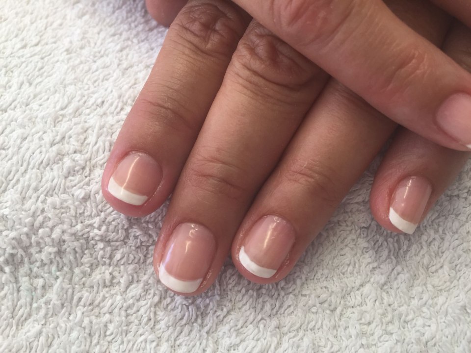 Оранжевый френч на круглые ногти