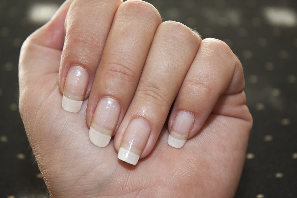 Отросший французский маникюр