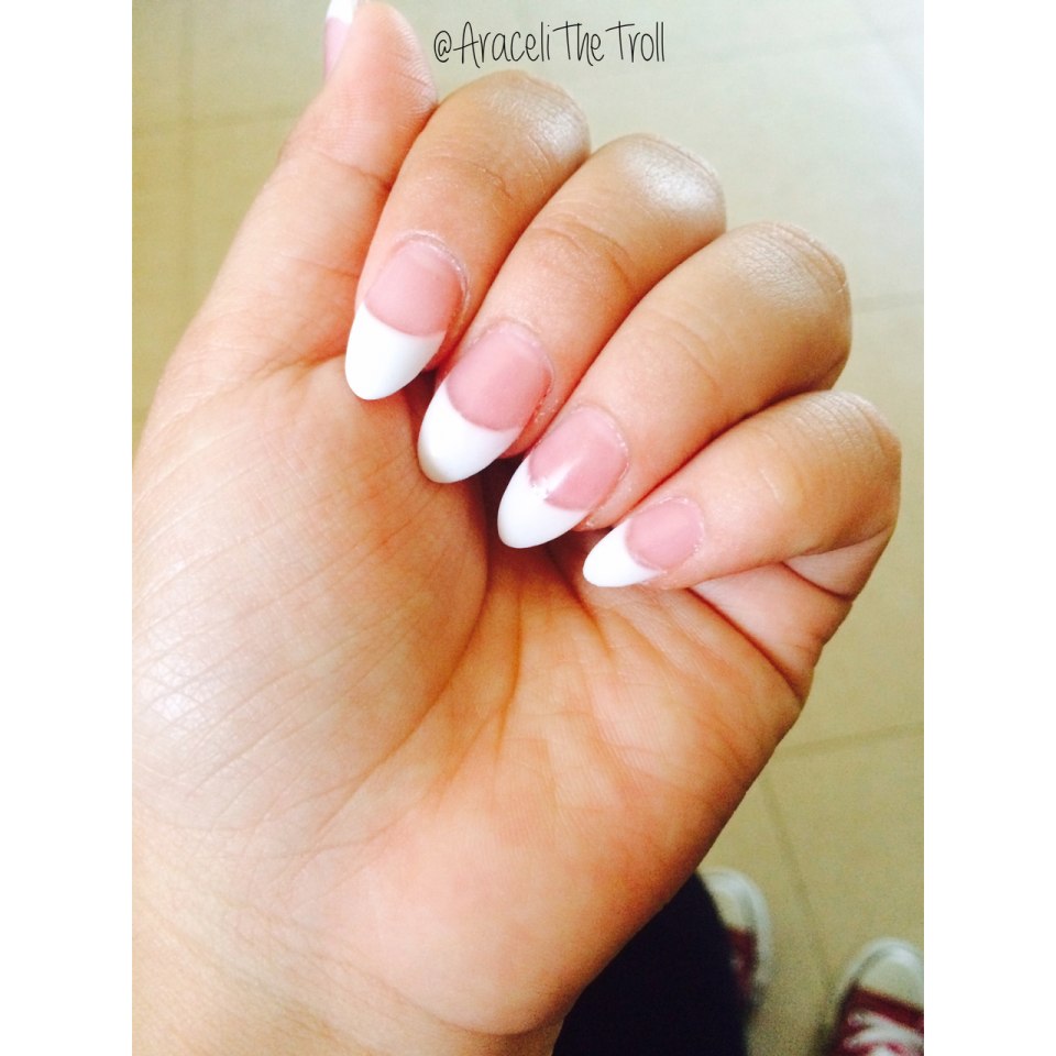 Французский маникюр с черной окантовкой